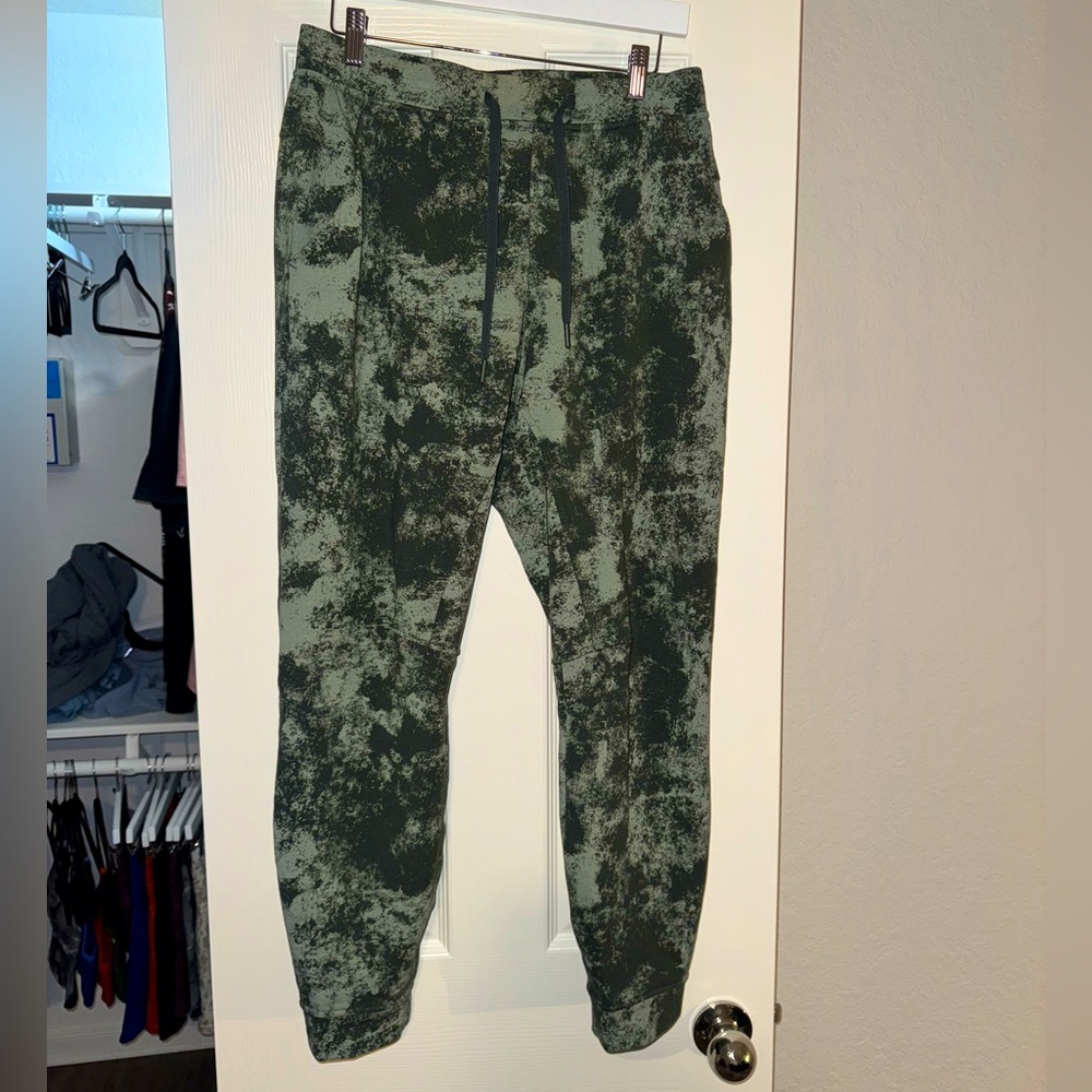 Men’s Lululemon camo sweatpants
